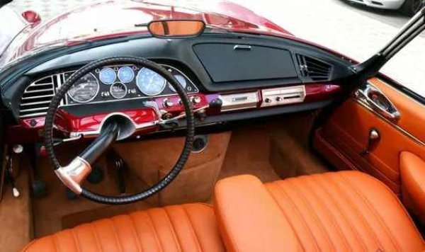 Воланът има само една спица. Педалът за газ е заменен от тънка щанга, а педалът на спирачката е малка, кръгла, монтирана на пода "шайба". Съединителят е автоматичен, но превключването на предавките изисква ръчно управление чрез лост на кормилната колона.

За да се намали теглото на автомобила, някои части на каросерията са изработени или от пластмаса (включително покривът), или от алуминий. Интересното е, че те са проектирани да се сменят бързо, защото са закрепени само с един или два болта.

